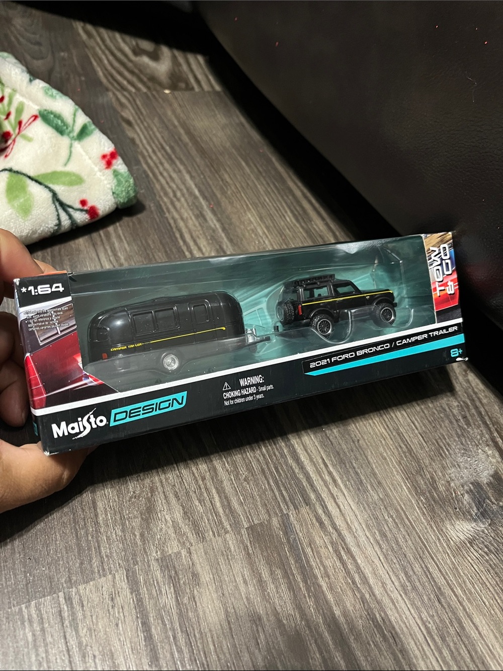 1:64 Ford Bronco with Camper Trailer - Black with Yellow Stripe